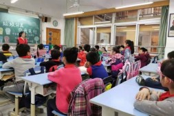 巴渝公益志愿者走进中华路小学开展垃圾分类小课堂
