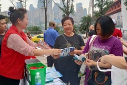 巴渝公益在龙门浩老街开展“低碳生活，保护生物多样性”双碳嘉年华活动